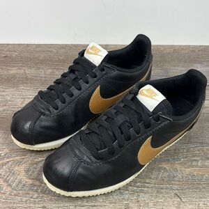 Women’s Nike Classic Cortez Leather Lace Up Sneakers 807471-012 Size 8